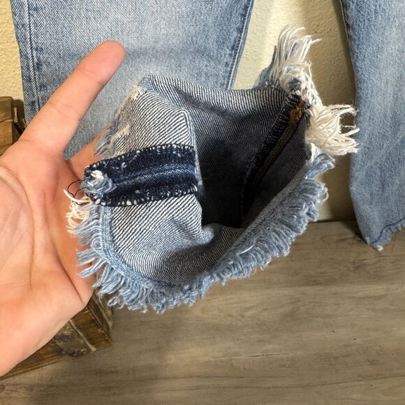 Levi's Premium Denim Wedgie Jeans Medium Wash Button Fly Size 27 Raw Hem - Picture 7 of 11